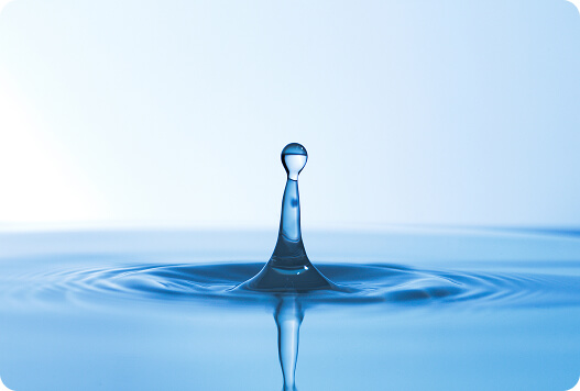 Gota de água sobre superfície de água – AquaSwiss