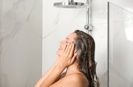Mulher a tomar duche numa casa de banho