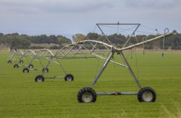 Sistema de rega agrícola por pivot central num campo